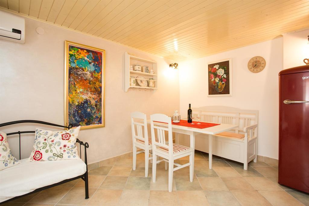 Holiday Home Smokovec Vrbnik Exterior foto